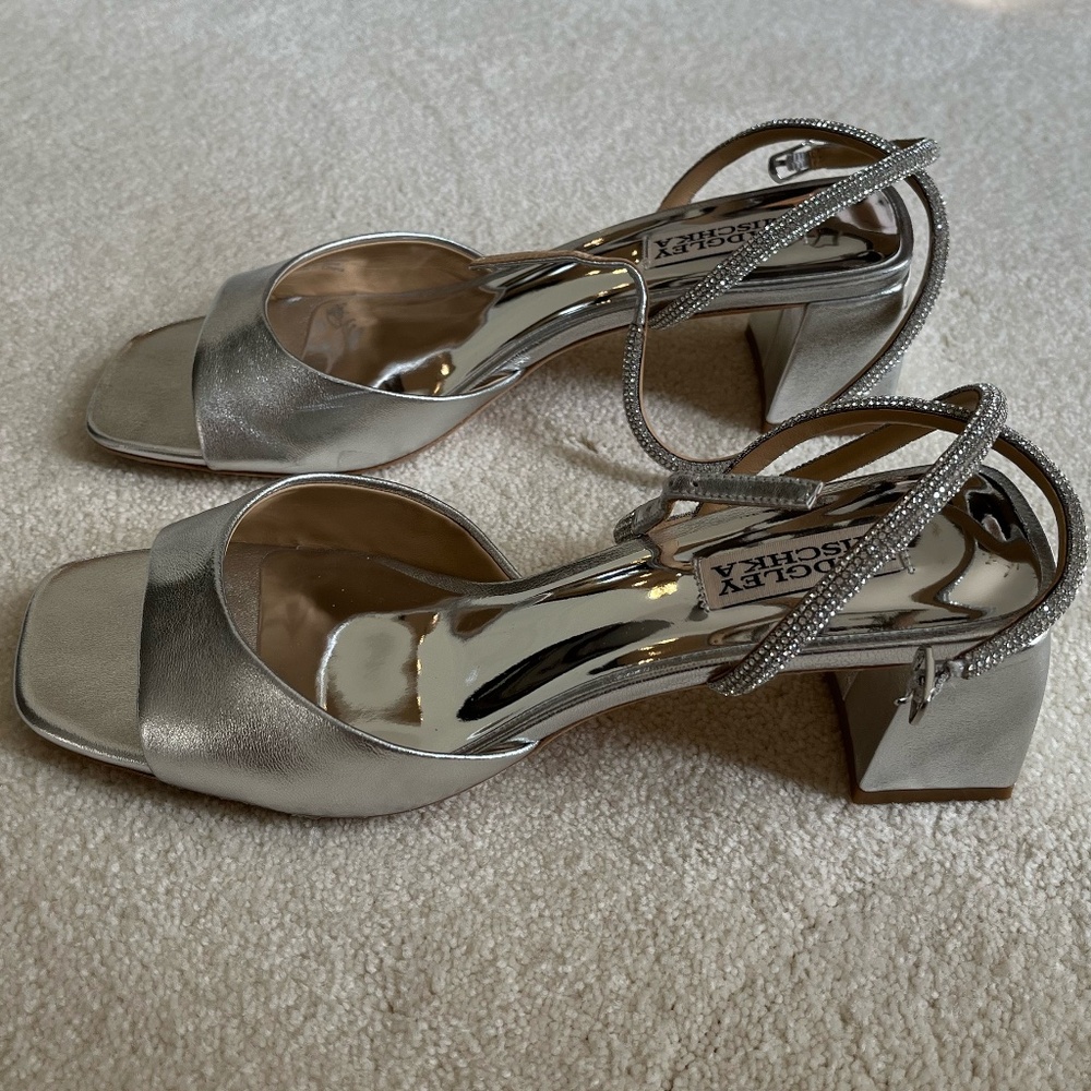 Badgley Mischka Silver Infinity II Leather Block Heel Sandals - Size 8-1/2M - Picture 3 of 16